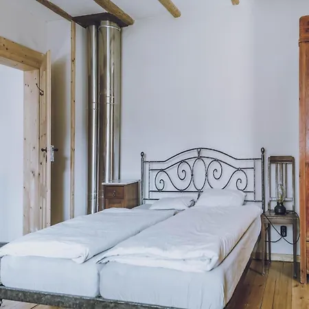 Riverside Flat For Two Guests *